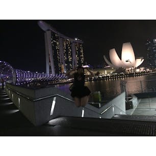 シンガポールの夜の街はすんっっごい美しかったです(´,,•ω•,,｀)！ 
そんななかジャンピング♪♪♪