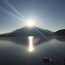 初めて見に行った、ダイヤモンド富士✨🗻 太陽が頂上と重なる瞬間の静けさとその中で鳴るカメラの音がとても印象的でした笑 
とても綺麗で感動しました！
今度はiPhoneじゃなくてらカメラを買って取りに行きたいです🙏