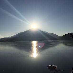 初めて見に行った、ダイヤモンド富士✨🗻 太陽が頂上と重なる瞬間の静けさとその中で鳴るカメラの音がとても印象的でした笑 
とても綺麗で感動しました！
今度はiPhoneじゃなくてらカメラを買って取りに行きたいです🙏