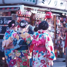 浅草は浅草寺より。ごった返しております。近頃のお着物は華やかですねぇ。