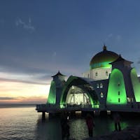 夕日が沈む海辺のモスク
Malacca in Malaysia
世界遺産マラッカはクアラルンプールから高速バスで3時間程度！
波の音を聞きながら日没までの時間を過ごしました。段々と暗くなる空の色とライトアップされたモスクがとても幻想的で、しばらく黙って眺めていました。