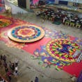 ディパバリを彩るライスアート
Pavilion Kuala Lumpur
マレーシアのインド系住民のお祭りで、別名「光のフェスティバル」とも呼ばれる。この間、街中でディパバリの飾りや大きく描かれたライスアートを見ることができる。
この絵を近づいて見てみると、本当に色を塗ったお米が敷き詰められてる…