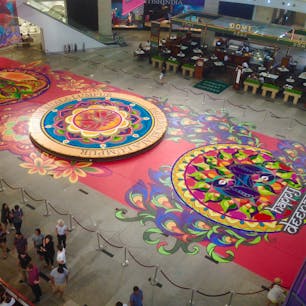 ディパバリを彩るライスアート
Pavilion Kuala Lumpur
マレーシアのインド系住民のお祭りで、別名「光のフェスティバル」とも呼ばれる。この間、街中でディパバリの飾りや大きく描かれたライスアートを見ることができる。
この絵を近づいて見てみると、本当に色を塗ったお米が敷き詰められてる…