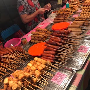 マレーシアのナイトマーケット
Connaught Night market
クアラルンプールでは各場所ごとに決まった曜日でナイトマーケットが開かれている。その中で最も規模が大きいのがタマン・コーナート。毎週水曜の夜には約2㎞に渡って500以上の屋台が立ち並ぶ。
美味しい南国フルーツも安く売ってるので必見！
#マレーシア #ナイトマーケット