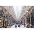 ベルギー🇧🇪 ブリュッセル 

ヨーロッパ最古のアーケードの１つ
ギャルリーサンチュベール。

約200mの間に約60店舗あり、
その内ショコラティエは10店舗！
好みのチョコレートを探すのも楽しい時間。

オープンテラスで休憩するのもオススメです◎

#アーチ型のガラス天井
#1847年完成