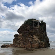 稲佐の浜。   砂浜の砂が綺麗でした。。
神秘的な岩で、とても近くまで行けるので、近寄れました🌈🌈