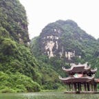 ベトナムの世界遺産チャンアン。陸のハロン湾とも呼ばれる、川と岩の景勝地です。女性船頭さんが漕ぐボートツアーもおススメ。