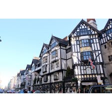イギリス🇬🇧 ロンドン

1875年開業の歴史あるデパート、リバティ。

格調高い建物に開放的な吹き抜け、階段や
エレベーターもどれも歴史を感じさせる美しい造り。

一歩中に入るとテンションが上がること間違いなし。
特に女性のみなさま必見です☺︎