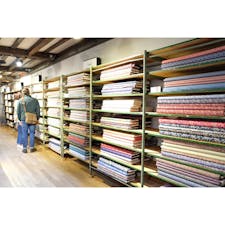 イギリス🇬🇧 ロンドン

老舗デパートのリバティ。

生地のフロアでは写真の4倍？！
それ以上？！のリバティ生地が売られています◎