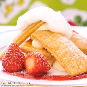 六花亭札幌本店などで食べられる「サックサク苺ミルフィーユ(580円)」。六花亭のパイのサクサク具合は特筆すべき美味しさです🍓新千歳空港では買えないお土産もあるので、札幌本店にも足を運んでみてください！