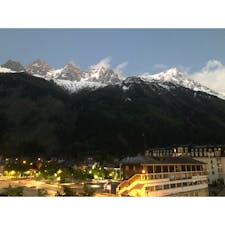 フランス🇫🇷
シャモニーで見た不思議な光景。4000mの山頂は太陽で照らされているが、街はもう夜で街頭が灯っている様子。