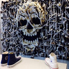 New York／SOHO
Convers Flagship Store

ニューヨーク・ソーホーにあるコンバースのフラッグシップストアの店内ディスプレイ。スニーカーでドクロが描かれてます♪