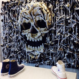 New York／SOHO
Convers Flagship Store

ニューヨーク・ソーホーにあるコンバースのフラッグシップストアの店内ディスプレイ。スニーカーでドクロが描かれてます♪