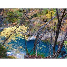 秋田の抱返り渓谷
紅葉の名所ですが、下の渓流が青く美しいです。