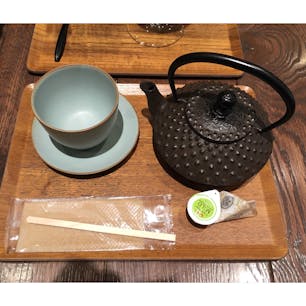 盛岡駅にあるカフェの銀河堂でホットティーを頼むと、南部鉄器で来ます！