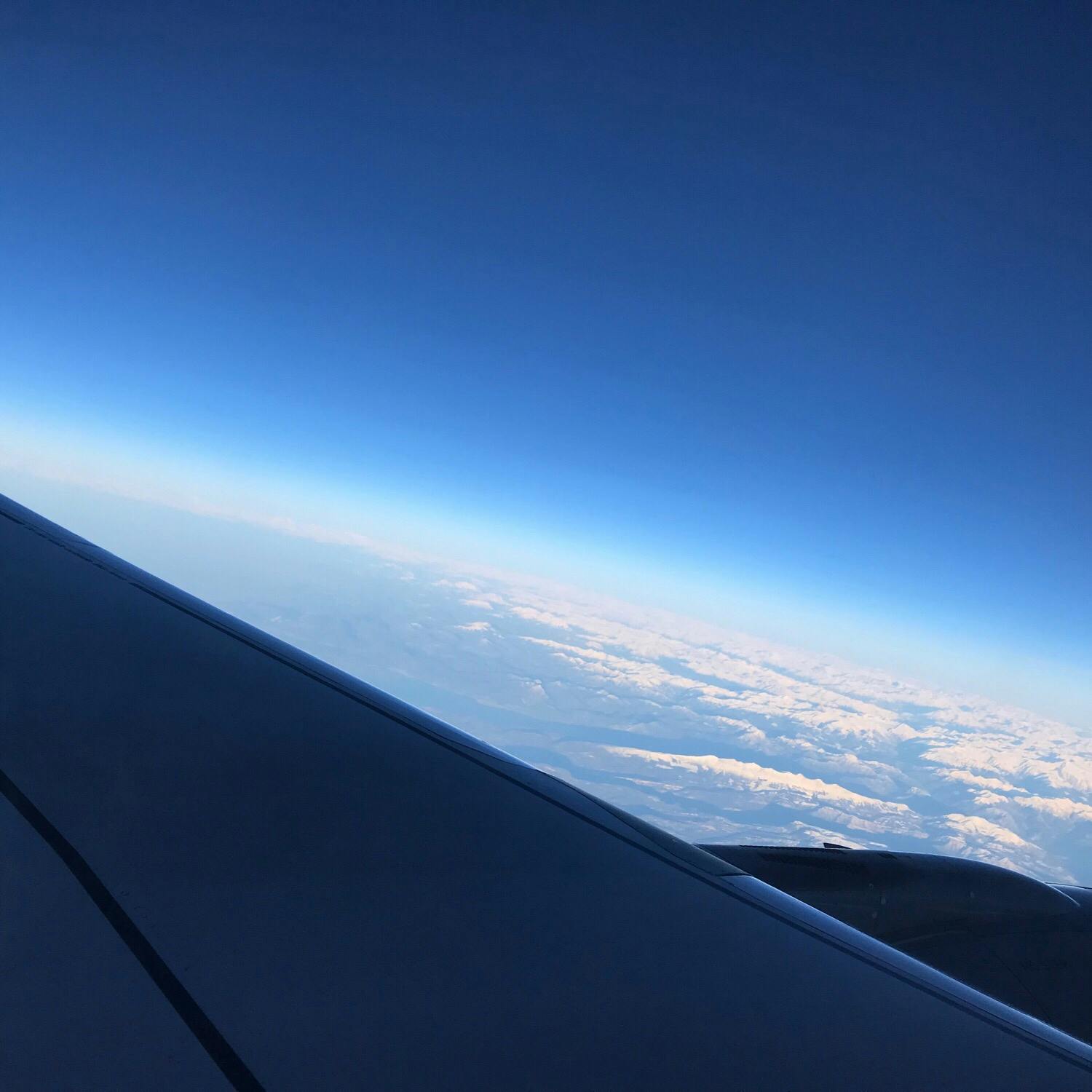 イタリア Italy の投稿写真 感想 みどころ イタリア旅行飛行機からの眺め ー空の色と下の雪山の感 トリップノート