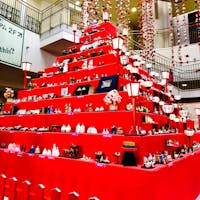 瀬戸市、瀬戸蔵の『ひなピッド』4面にガラス、陶磁器の雛人形が並びます。