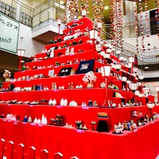 瀬戸市、瀬戸蔵の『ひなピッド』4面にガラス、陶磁器の雛人形が並びます。