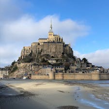 念願かない、モンサンミッシェルに行きました。
モンサンミッシェルに足を踏み入れると要塞のようで迷路です。
威圧感がありまた、パワーがもらえる場所でした。