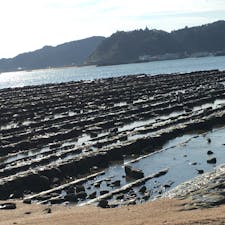 鬼の洗濯板👹
宮崎の青島に向かう海岸にあります。
隆起した地層が波に侵食されてできたとのこと🌊