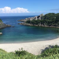 式根島(東京)
新島の隣の島に連絡船で渡りました。
港の岸壁では、ちょうど投げ竿で70センチ位の真鯛を釣り上げている人に遭遇しました。