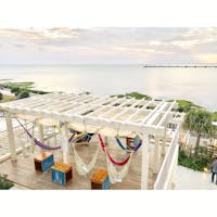 .
🏝沖縄でお気に入りスポットのひとつ、ウミカジテラス(瀬長島ウミカジテラス).
🌞海に面するテナントは全部真っ白にペイントされていて、歩くだけで気持ち良い:)
📣「ウミカジ」は沖縄の方言で「海風」っていう意味で、その名の通り、ここを歩けば海風を感じることができる場所。
👀そしてウミカジテラスが素敵な理由は、何といってもこの景色。
🌅朝の澄んだ海も良し、昼の青く輝く海も良し、そしてピンクに染まる夕暮れ時の海は特別良し！
🕑🌴カフェや飲食店も充実してるから、テラス席に座れば、まった〜り「ウチナータイム」が楽しめちゃうのである。