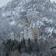 ドイツ🇩🇪のイノシュヴァンシュタイン城に行ってきました。
雪❄️景色のお城🏰は、とっても素敵でした。
山道を30分ほど歩きます。
部屋の中は、それぞれ趣があり素晴らしいです。
特にここの住人のルードヴィヒ2世の寝室は人を寄せ付けない異様な空間、そして装飾でした。