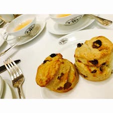 シンガポール 2018.1月ごろ

TWG 紅茶とスコーンのセット
デザートセットっていうやつで
紅茶を選ぶのですが種類が多いのと
全て英語表記なので探すのが大変です。
あらかじめ店頭でいい香りを見つけてから
それを飲みたいと伝えるといいかなと思いました。
また、昔からあるブラックティーもとてもよかったです。

スコーンは生クリームバターと紅茶のジェルが美味しいです。

スコーンかマフィンかも選べたと思います。
18ドルあたりでした。
オーチャードで飲みましたがマリーナベイサンズのがオシャレで大きいと思います。