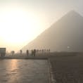 カイロ空港に早朝について、そのままギザに行きました。当日は霧がかっていて、後ろから朝日が射していて。。。その巨大な影を見たときはぞわぞわしました。