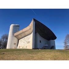 2019.2.24ロンシャンの礼拝堂（フランス）
現代建築の巨匠 ル・コルビュジエの後期の作品。建築学生の聖地かな。