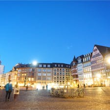 🇩🇪
ドイツ、フランクフルトのRömerberg(レーマー広場)
おとぎ話の中にいるみたい😌
空港から20分位で着けるのでトランジット3.4時間あれば行けちゃいます！