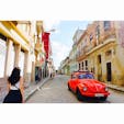 ハバナ旧市街。
カラフルレトロな建物に囲まれて、走る車はクラシックカーで、陽気でフレンドリーな現地の人達。おまけ年中暖かい！キューバ最高です😌💓