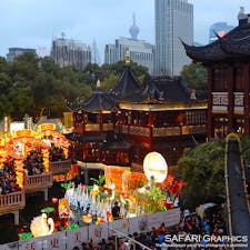 上海の観光スポット「豫園(よえん)」の池の中に建っている上海最古の茶楼「湖心亭」。140年の歴史を持つ建物で本格的な中国茶を楽しみながら、風情ある九曲橋を眺めることができます🍵