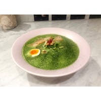 トリップノートに掲載されている、サンフランシスコのラーメン店のおすすめ記事を見ていたら、抹茶のラーメンのインパクトに惹かれて、そしたら、なんと新宿にあると書いてあったので、行ってきました。
ちゃんと抹茶の味がしました。
あっさりしていて、ボリュームもありました。
美味しかったです。
#新宿 #ラーメン #ランチ