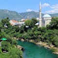 ボスニア・ヘルツェゴビナ  モスタル  
6月に訪問しましたが、気温は40度近くあったように思います。橋の上からの飛び込みが有名ですね。レッドブルのイベントになっていました。