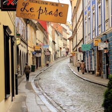 クロアチア 首都ザグレブ
街中の坂道を歩いてみました。小さな店が軒を連ね、看板や石畳がヨーロッパらしく、思わずシャッターを切りました。お気に入りの1枚です。