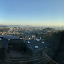 サンフランシスコの朝を一望するツインピークスのAirbnbからの絶景。市内のいかなる高級ホテルからでもこの眺めは得られない