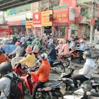 ホーチミンのバイク集団
ホーチミンに到着して間もなく、テレビで見てたバイクの集団に 遭遇しました。すごい‼️すごい‼️バイクだらけだーぁ。車の方が遠慮してます。バイクの動きにのって タイミングよく 運転するのが コツかねぇ〜〜。
