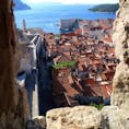 クロアチア ドゥブロヴニク 要塞の窓から旧市街を臨む