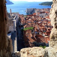 クロアチア ドゥブロヴニク 要塞の窓から旧市街を臨む