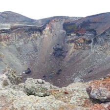 富士山山頂です。感動しました。富士山は遠くから眺めた方が綺麗かも^_^
