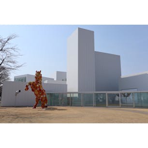 十和田市立現代美術館
建築家の西沢立衛らしい軽さを感じる建築
作品は１つの部屋に1作品置かれていて、空間的な作品が数多く見られた。まさに個々の部屋が「アートのための家」になっていた。
ガラス壁の渡り廊下は太陽の光を直接感じ、分散された建物から生まれた外部空間がまるで外を散策しているような感覚を起こさせる。