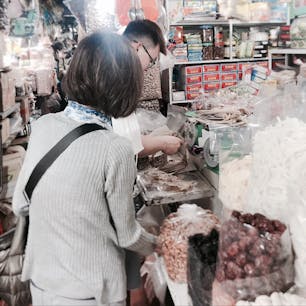 タンディン市場 Ａ MUOI
ナッツ屋さん。殻付きマカダミアや
皮付カシュナッツ ドライフルーツなどなど。何でも おいしい😋