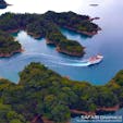 長崎県佐世保市にある九十九島(くじゅうくしま)は、入り組んだリアス式海岸からなる群島で、実際には208もの島が点在しています。島の密度は日本一！世界で最も美しい湾としても有名です。