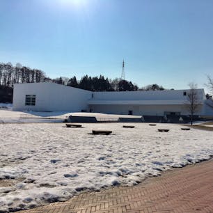 青森県立美術館
丁度雪解けがはじまり、風もなく暖かい日に行きました。
中に入って歩いてみると、思わぬところに隙間が。どこか違和感を感じるのだけれど、迷い込むように展示室を歩いていくのが楽しかった。
なによりも驚いたのはアレコの常識を覆すようなスケールの壮大さ。これはぜひ一生のうちに見るべき