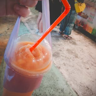 バンコクの人は夜になるとより元気。
暑さが引くからだな。
歩くときにはいつもスムージーかジュース片手にぶらぶらしてる。
衛生で言えばお世辞にも清潔じゃないけど、まぁマイペンライでしょう。
このビニールの持ち手は画期的！