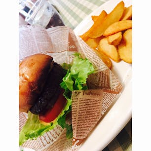 2017.6.8
さわやかのハンバーグ、
何を思ったのかハンバーガーを食べました笑
大きいのでナイフとフォーク必須です😂

次こそはげんこつハンバーグ😋