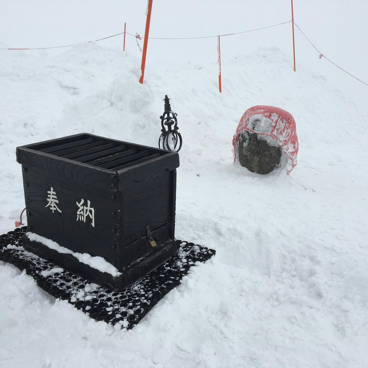 地蔵山の投稿写真 感想 みどころ 山形蔵王地蔵山山頂 埋まってます トリップノート